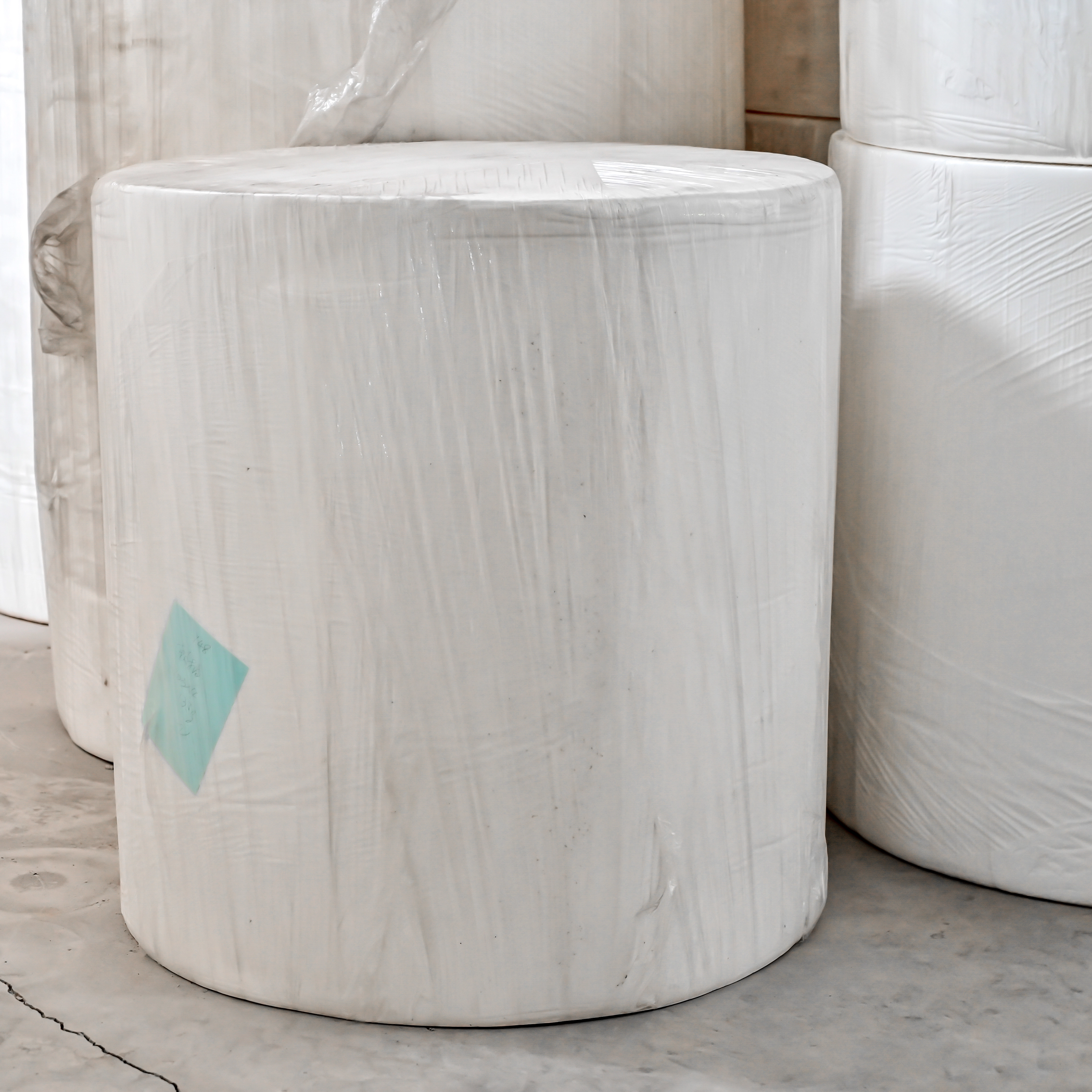 Tissue converting machine and jumbo roll alignment